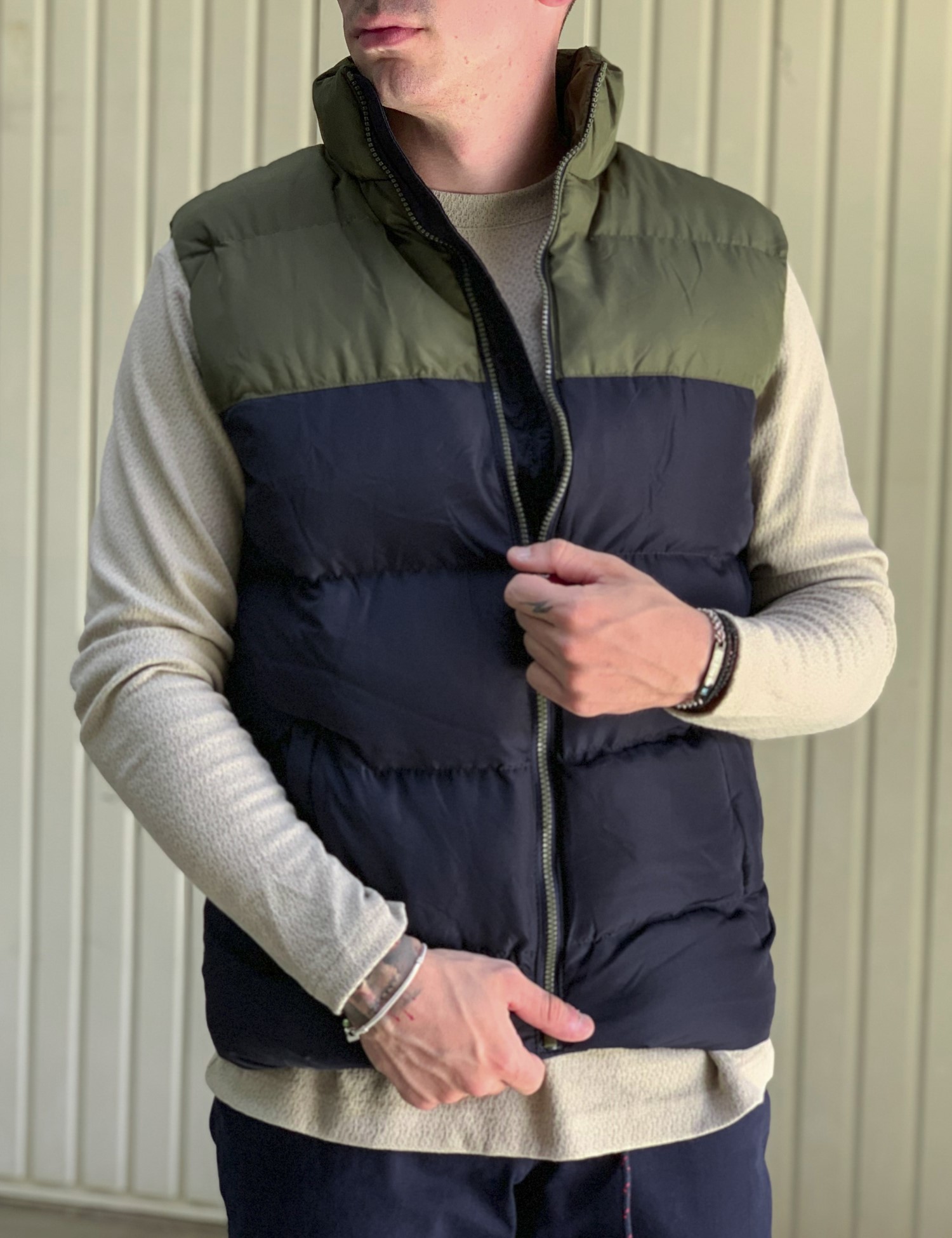 Ανδρικό χακί καπιτονέ αμάνικο μπουφάν με διχρωμία ADK59216Q φωτογραφία